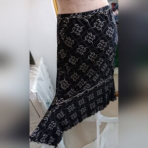 Max Studio-Black & White Geometric Print Asymetrical Hem Midi Skirt